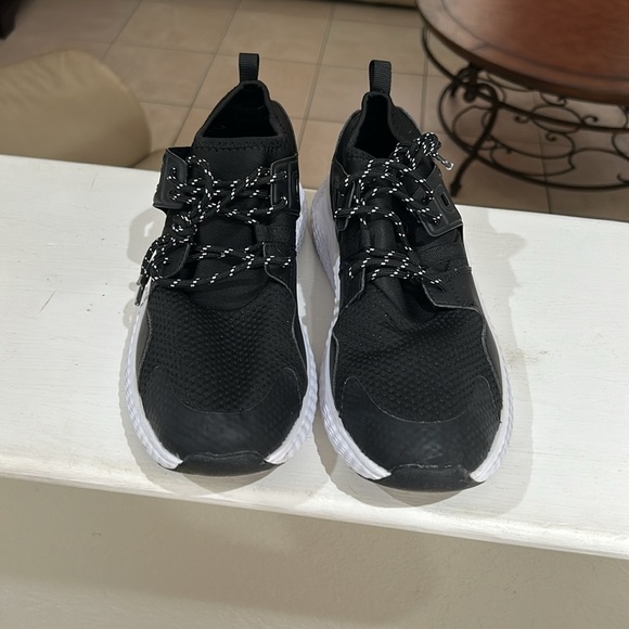 Everlast Women’s Raegen Running Shoes Size 10 

New without box.

Bin #10 - Picture 2 of 7